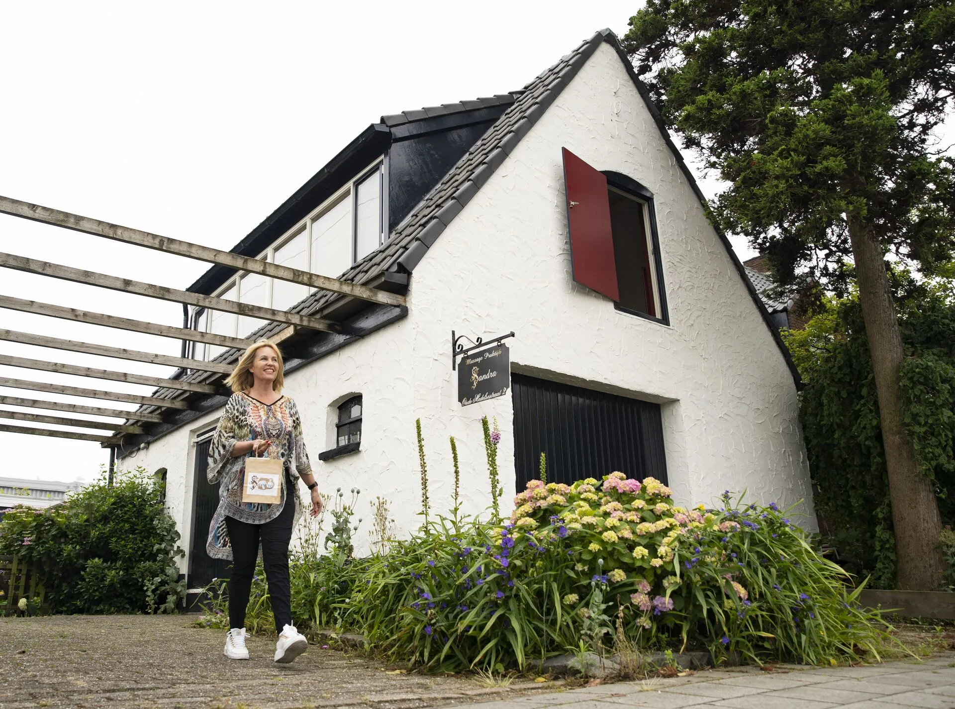 Cliënte verlaat de praktijk met cadeautas