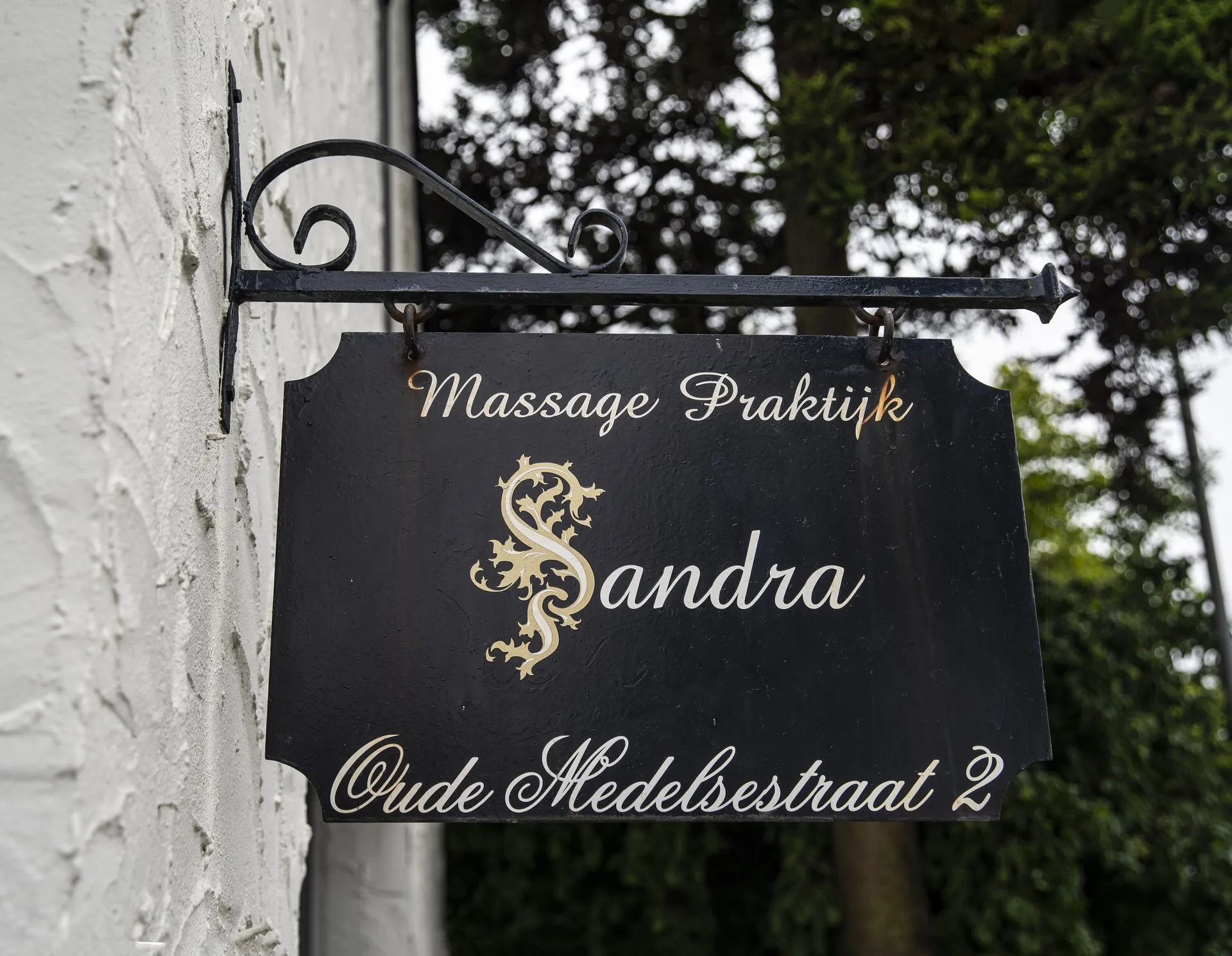 Sandra in haar praktijkruimte