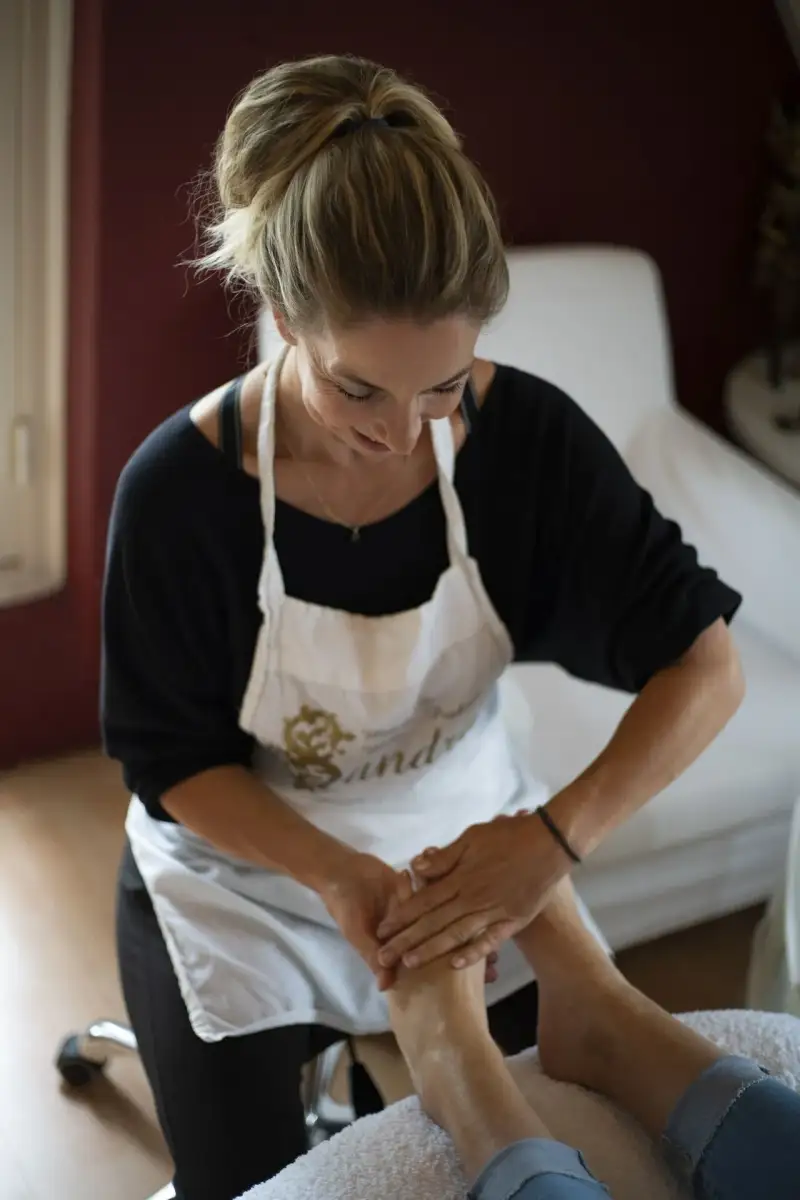 Sandra geeft een Thaise voetreflexmassage