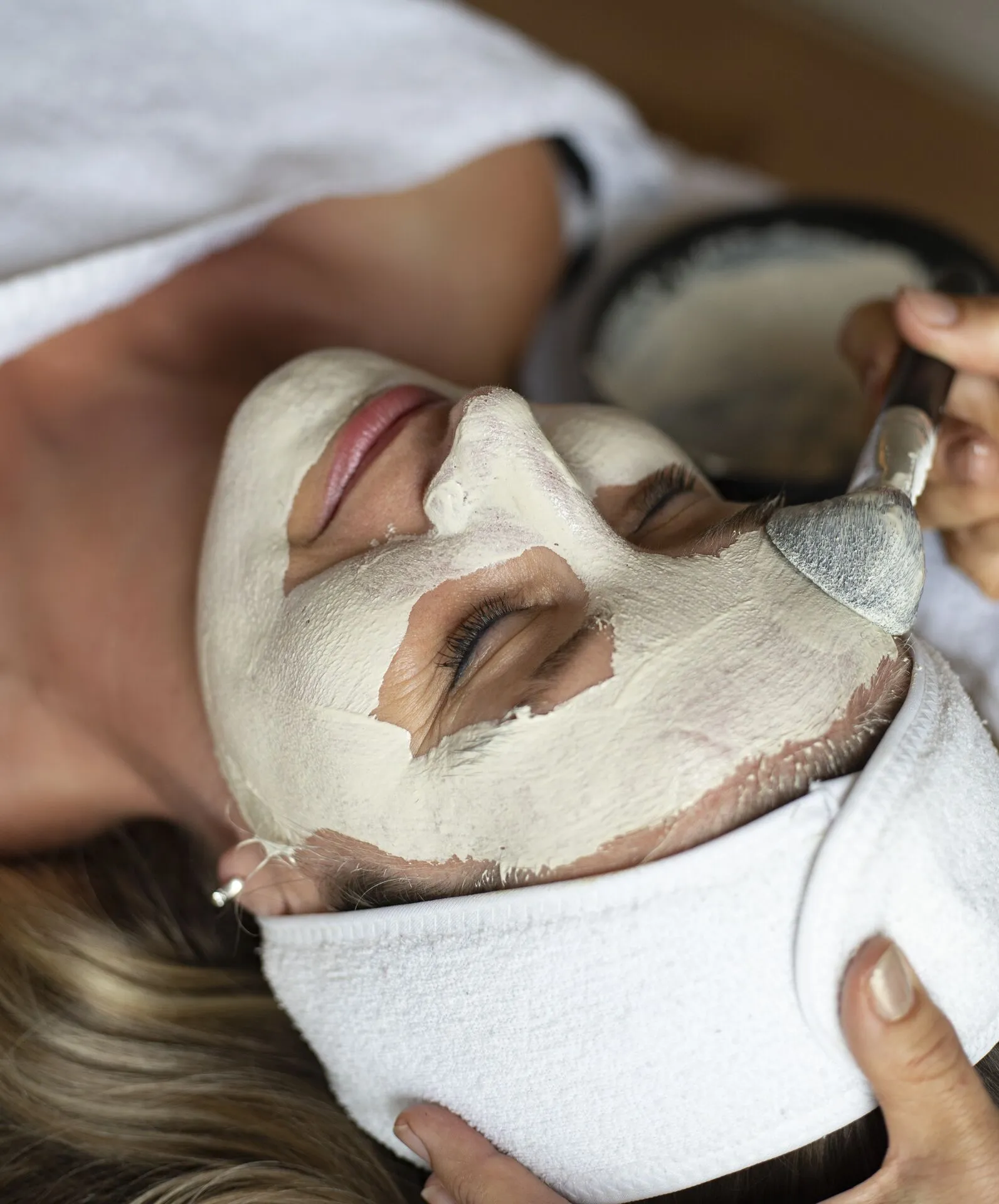 Sfeervolle gezichtsbehandeling met masker