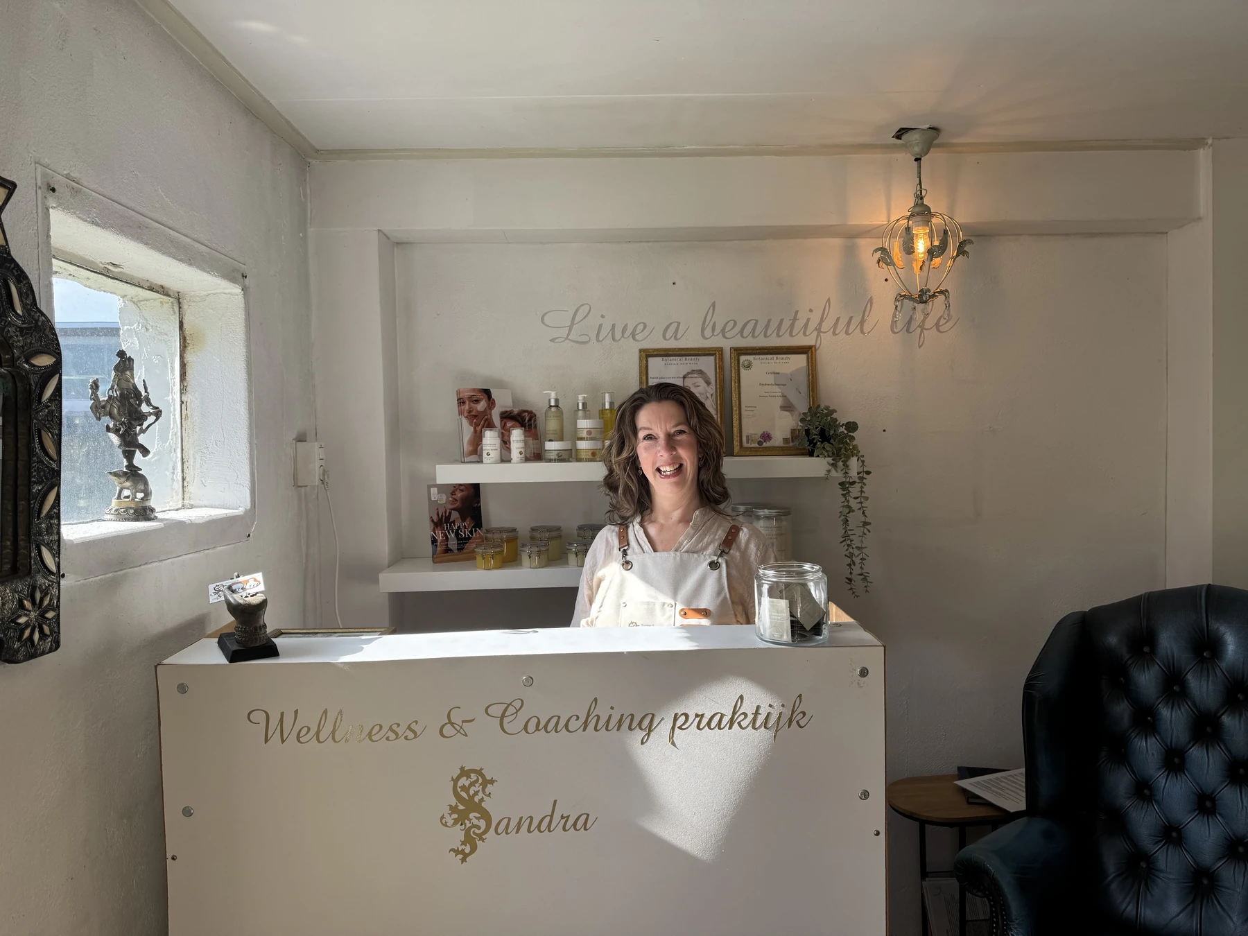 De massagekamer met Boeddhabeeld en sfeervolle inrichting