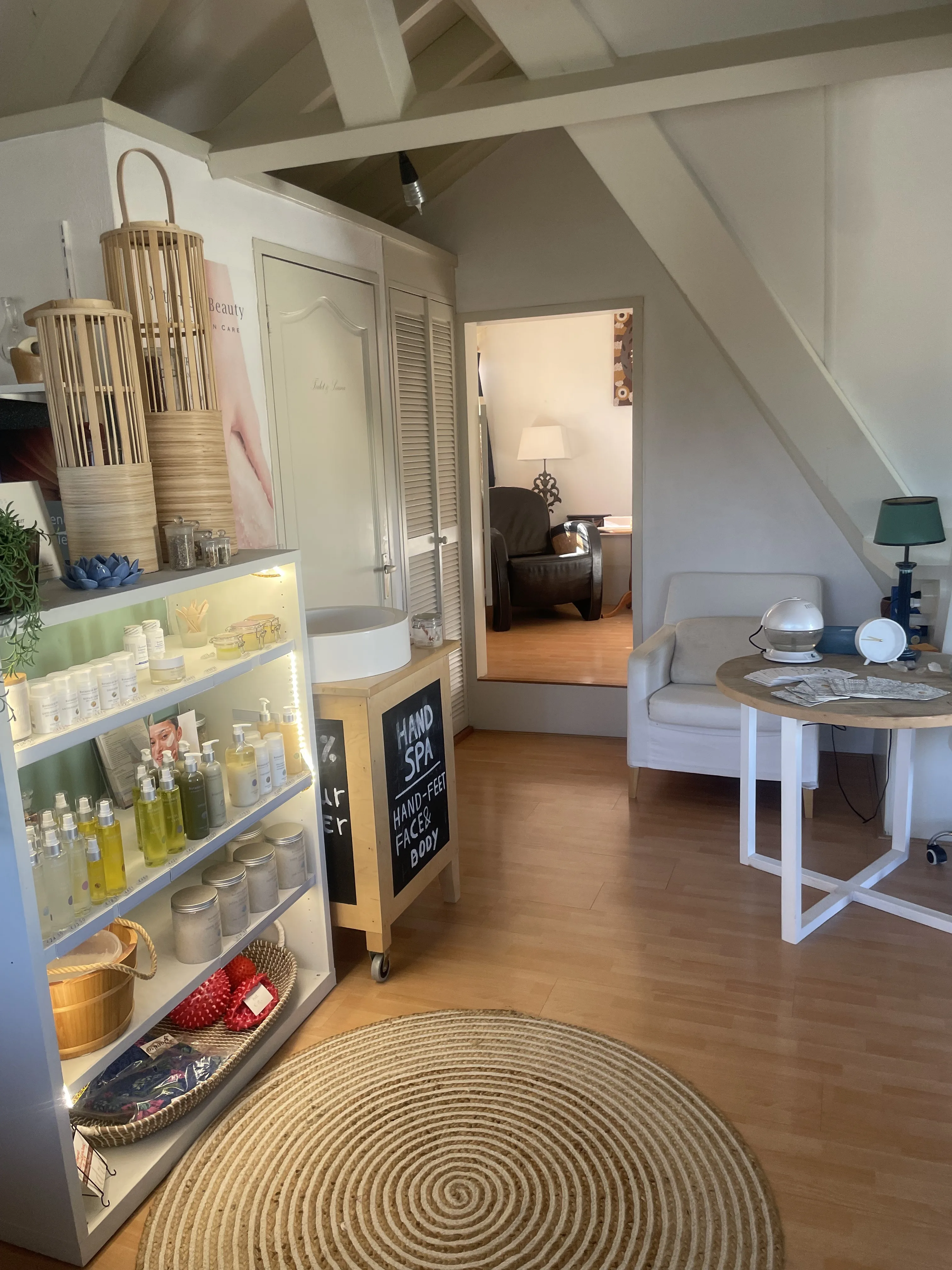 Sfeervolle thee en lampje in de praktijk