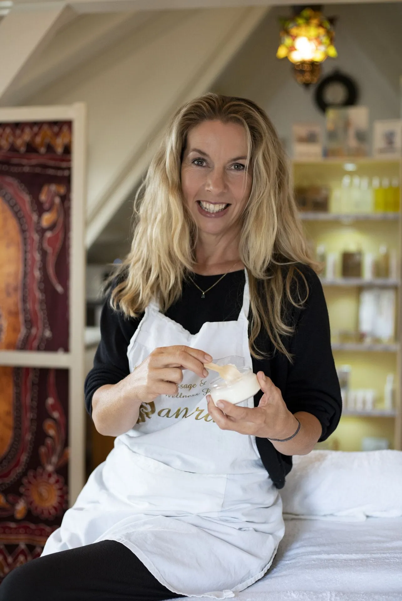 Sandra bereidt smeersel voor